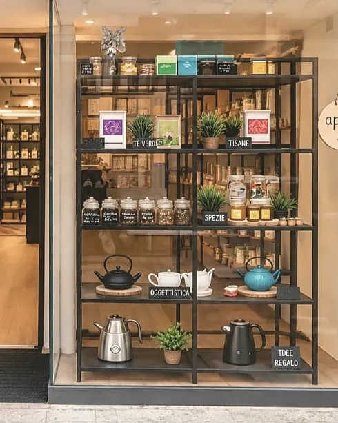La vetrina di Botanicum in Via San Pietro con teiere, tè e idee regalo