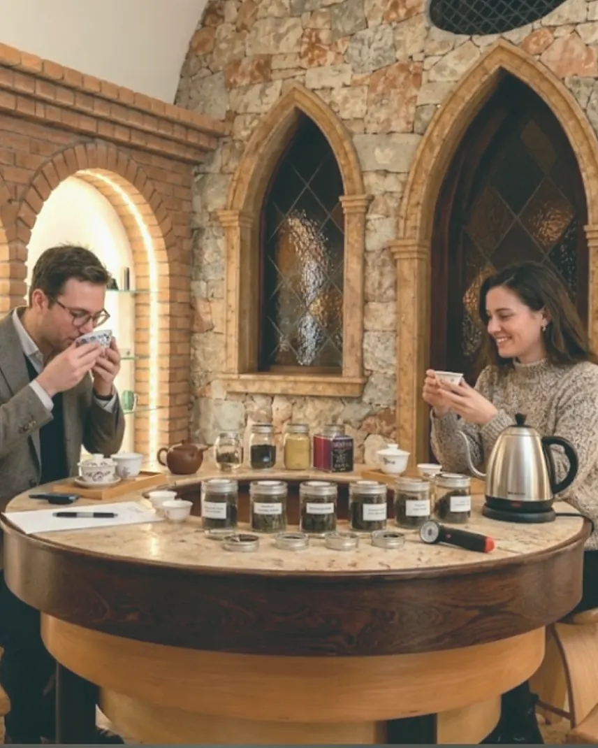 Una degustazione di tè nella cantina ad archi gotici di Botanicum
